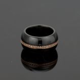 Serien# 021

Ringkörper aus schwarzer Keramik hochglanzpoliert  
Ringprofil C Ovalrund 14 mm breit Ringweite 64 
Breiter Goldreifen aus 18 Karat Rotgold
mit 37 Brillanten TW/VSi im Gesamtgewicht von1,85 ct
Preis auf Anfrage