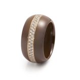 Serien # 024

Ringkörper aus brauner Keramik hochglanzpoliert 
Ringprofil C Ovalrund 14 mm breit Ringweite 58
Goldreifen aus 18 Karat Rotgold, zweireihig gefasst
mit 100 Brillanten TW / VSi im Gesamtgewicht von1,47 ct
Preis auf Anfrage
