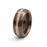 Serien # 039

Ringkörper aus brauner Keramik hochglanzpoliert 
Ringprofil A Halbrund 10 mm breit Ringweite 58
Goldreifen aus 18 Karat Gelbgold, einreihig gefasst
mit 59 Brillanten TW / VSi im Gesamtgewicht von 0,73 ct
Preis auf Anfrage