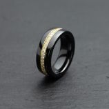 Serien# 005

Ringkörper aus schwarzer Keramik hochglanzpoliert  
Ringprofil B Flachrund 8 mm breit Ringweite 55 
Goldreifen mittlerer Breite aus 18 Karat Gelbgold
mit 46 Brillanten TW/VSi im Gesamtgewicht von 0,46 ct
Preis auf Anfrage