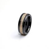 Serien# 016

Ringkörper aus schwarzer Keramik hochglanzpoliert  
Ringprofil B Flachrund 8 mm breit Ringweite 57 
Breiter Goldreifen aus 18 Karat Rotgold
mit 120 Brillanten TW / VSi im Gesamtgewicht von 0,60 ct
Preis auf Anfrage