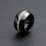 Serien# 014

Ringkörper aus schwarzer Keramik hochglanzpoliert  
Ringprofil C Ovalrund 14 mm breit Ringweite 59 
Goldreifen mittlerer Breite aus 18 Karat Gelbgold
mit 51 Brillanten TW/VSi im Gesamtgewicht von 0,77 ct
Preis auf Anfrage