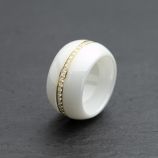 Serien# 011

Ringkörper aus weisser Keramik  hochglanzpoliert  
Ringprofil C Ovalrund 14 mm breit Ringweite 58 
Goldreifen mittlerer Breite aus 18 Karat Gelbgold
mit 50 Brillanten TW/VSi im Gesamtgewicht von 0,75 ct
Preis auf Anfrage