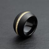 Serien# 013

Ringkörper aus schwarzer Keramik mattiert 
Ringprofil C Ovalrund 14 mm breit Ringweite 58 
Goldreifen mittlerer Breite aus 18 Karat Gelbgold
mit 51 Brillanten TW/VSi im Gesamtgewicht von 0,77 ct
Preis auf Anfrage