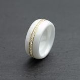 Serien# 007

Ringkörper aus weisser Keramik  hochglanzpoliert  
Ringprofil A Halbrund 10 mm breit Ringweite 56 
Goldreifen mittlerer Breite aus 18 Karat Gelbgold
mit 49 Brillanten TW/VSi im Gesamtgewicht von 0,69 ct
Preis auf Anfrage